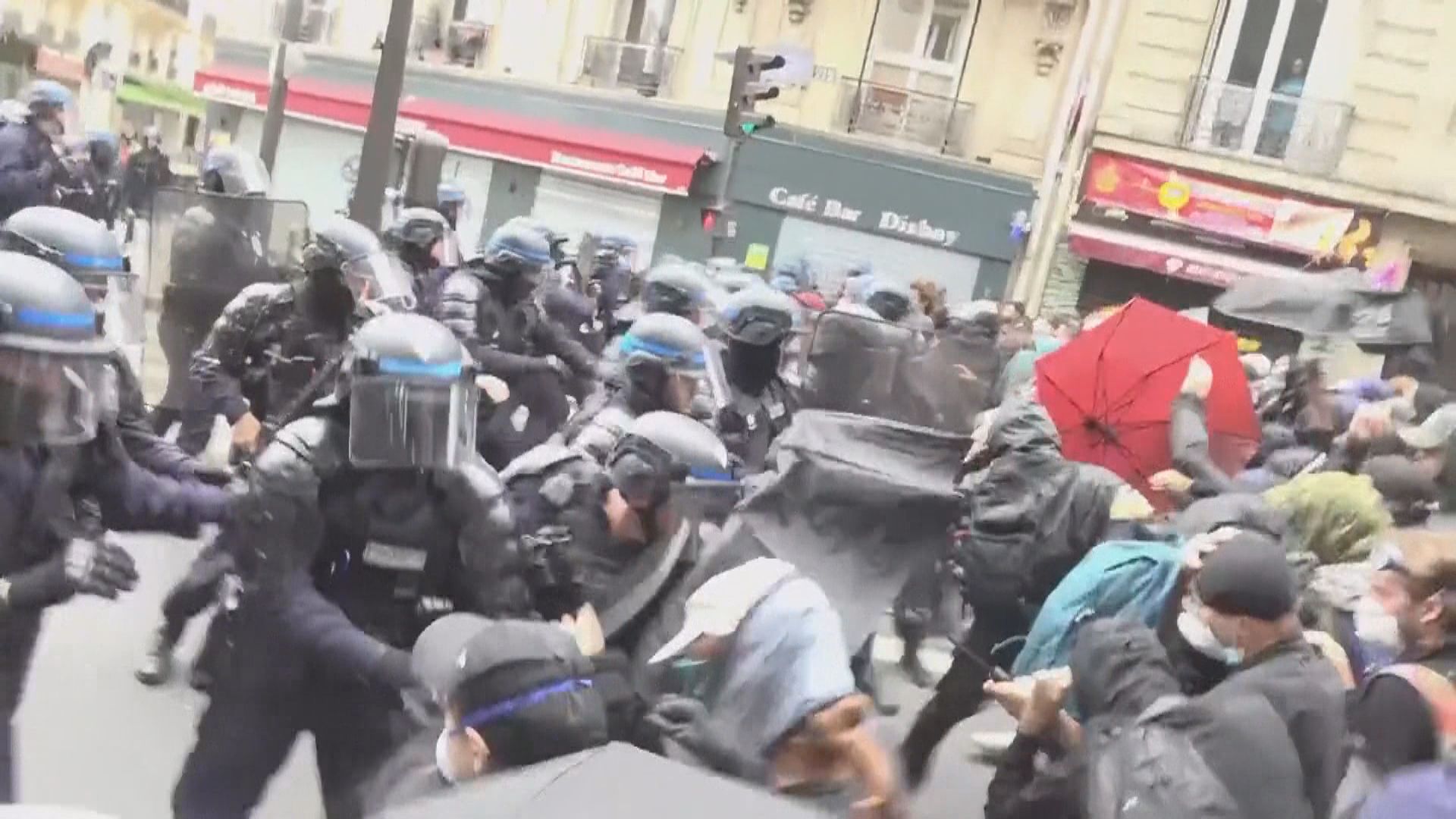 法國多人響應號召上街參與「封鎖一切」示威　多人被捕(林靜儀報道)