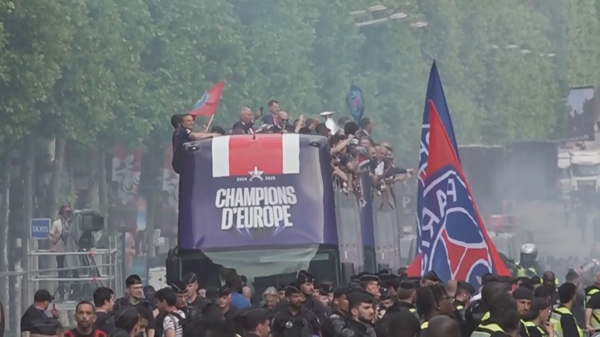 巴黎聖日耳門舉行巡遊　慶奪歐聯冠軍