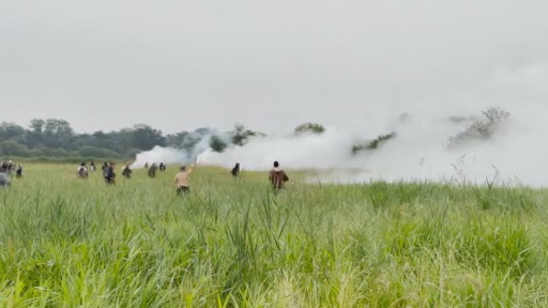 法國非法派對爆警民衝突　一人被炸斷手