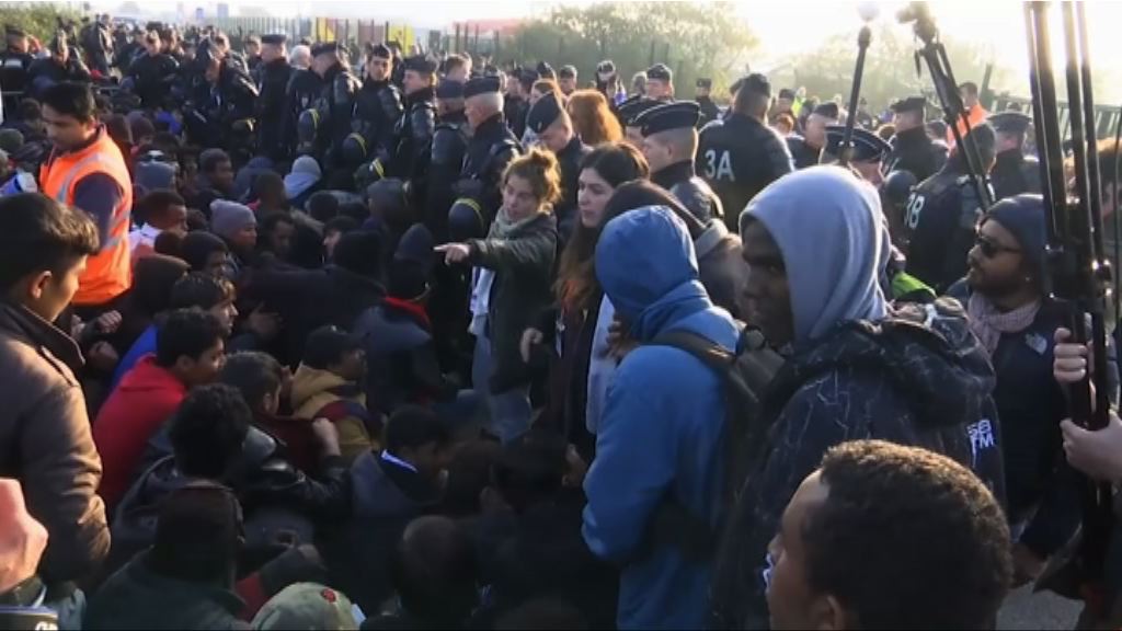 加來未成年難民不滿安排衝擊警方