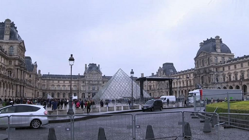 法國大選　馬克龍若勝選羅浮宮外慶祝