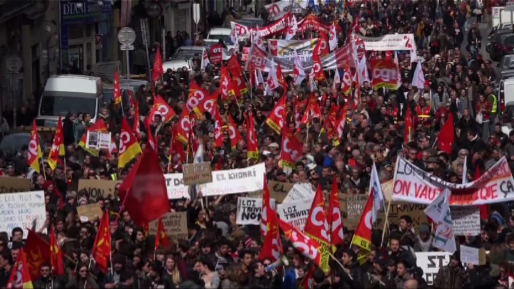 法國多個城市示威抗議新勞工法