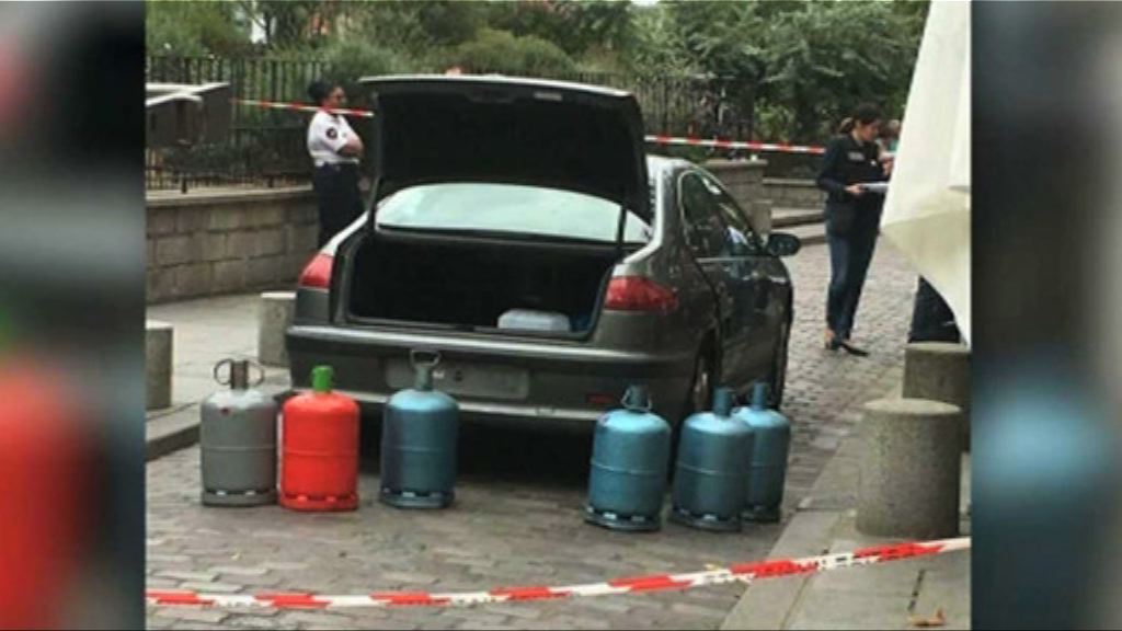 巴黎聖母院外棄置汽車藏氣罐