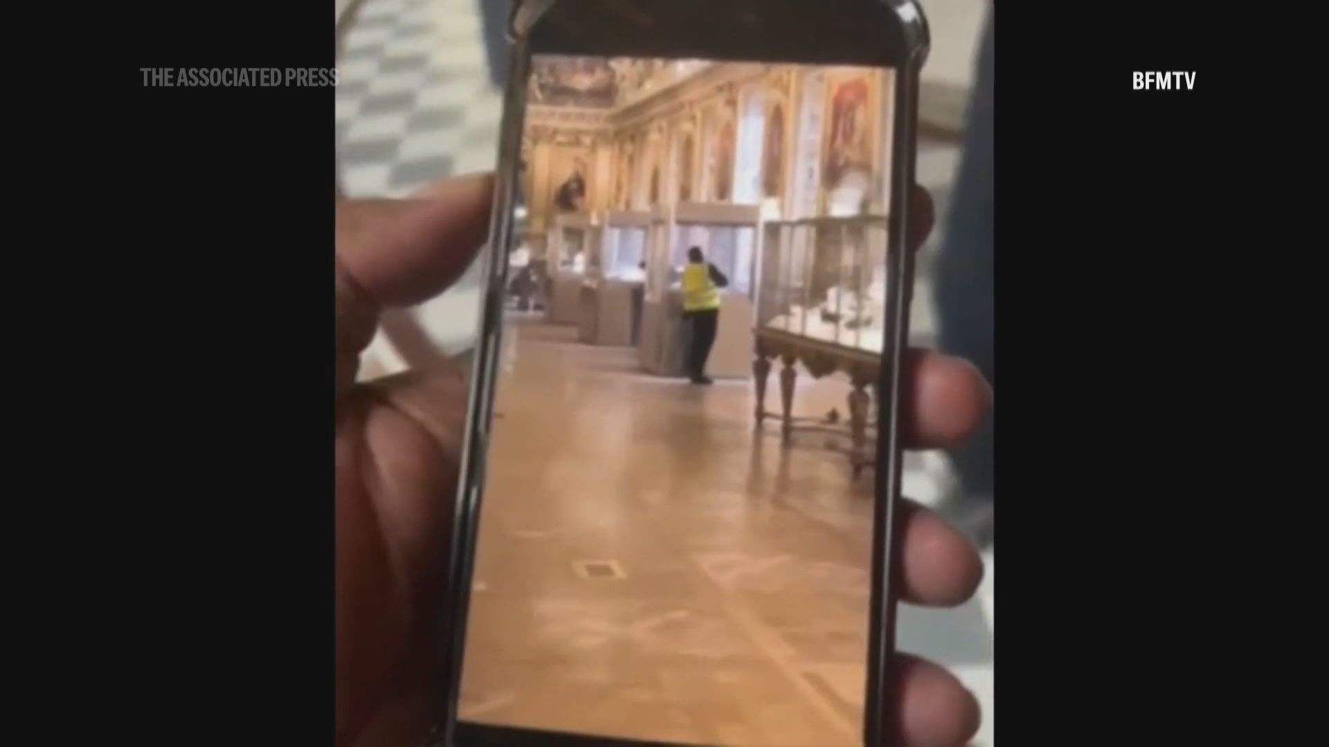 羅浮宮劫案｜警拘兩人疑涉案　其中一人登機往阿爾及利亞時被捕