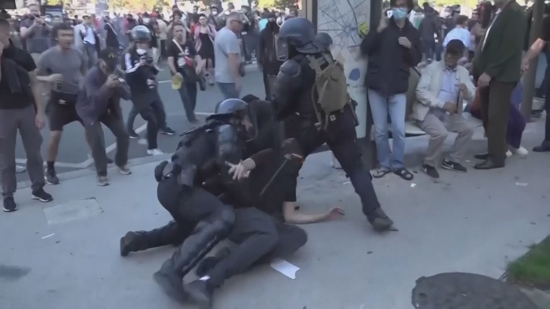 法國50萬人參與罷工示威　反對政府財政緊縮措施