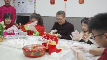 陳茂波年初二訪兒童之家 與小童包湯丸派利是