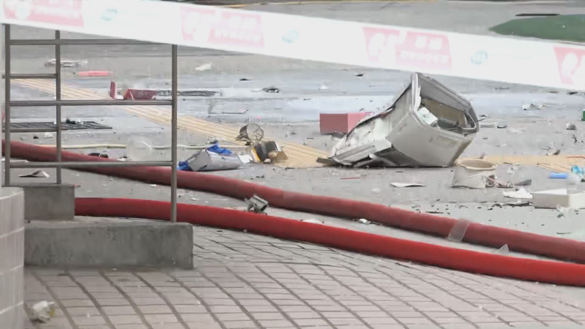 興田邨疑洩漏氣體爆炸釀三傷　冷氣機墮街