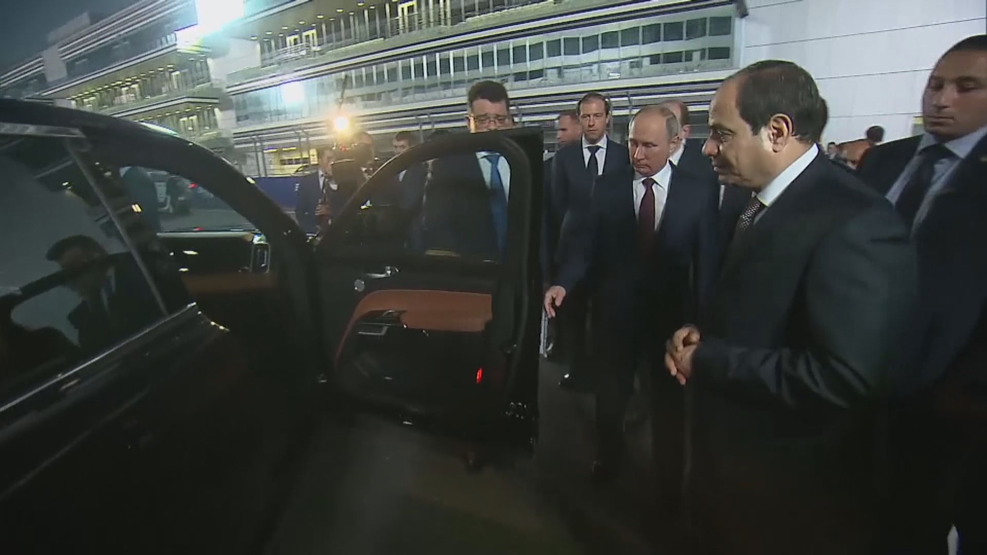 【環球薈報】普京駕駛國產座駕載埃及總統兜風