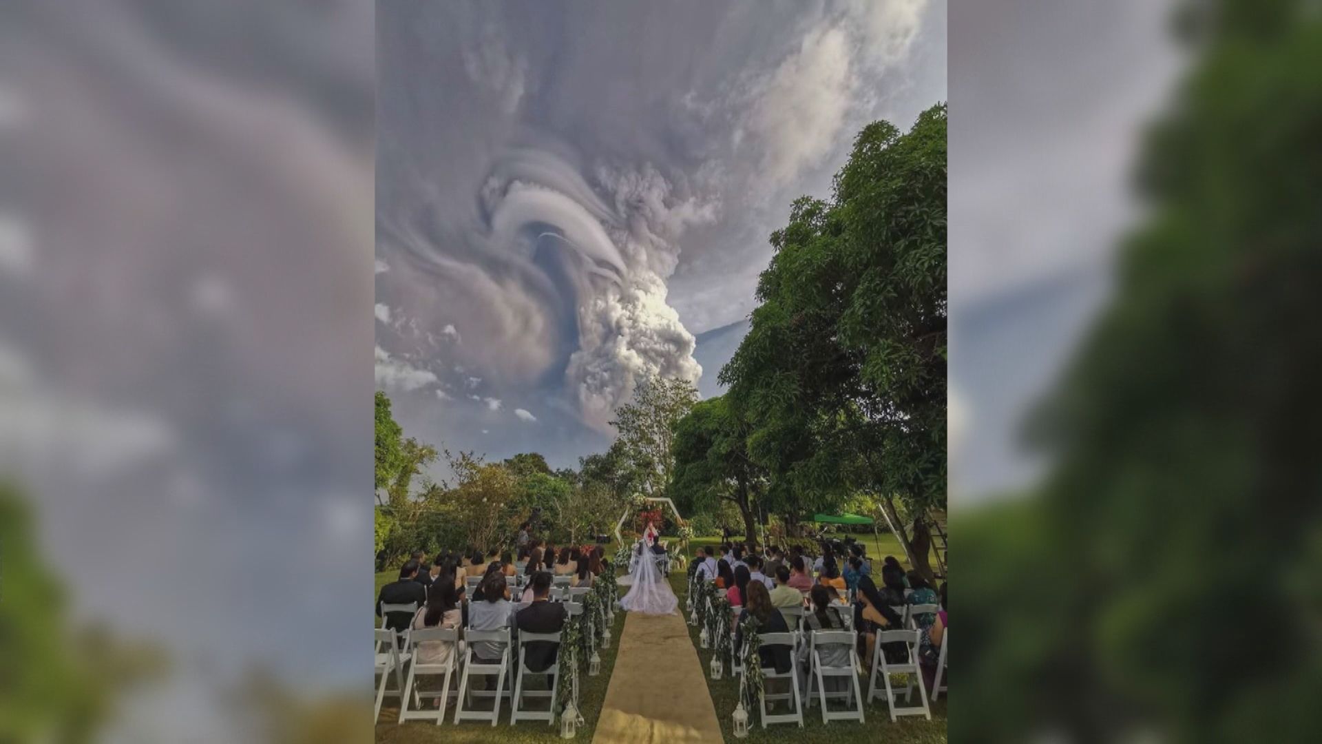 【環球薈報】菲律賓一對新人火山爆發下堅持完婚