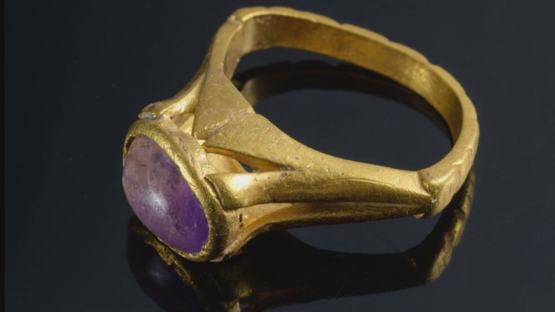 【環球薈報】以色列古代酒廠遺址出土紫晶黃金戒指　或為古人預防醉酒之用