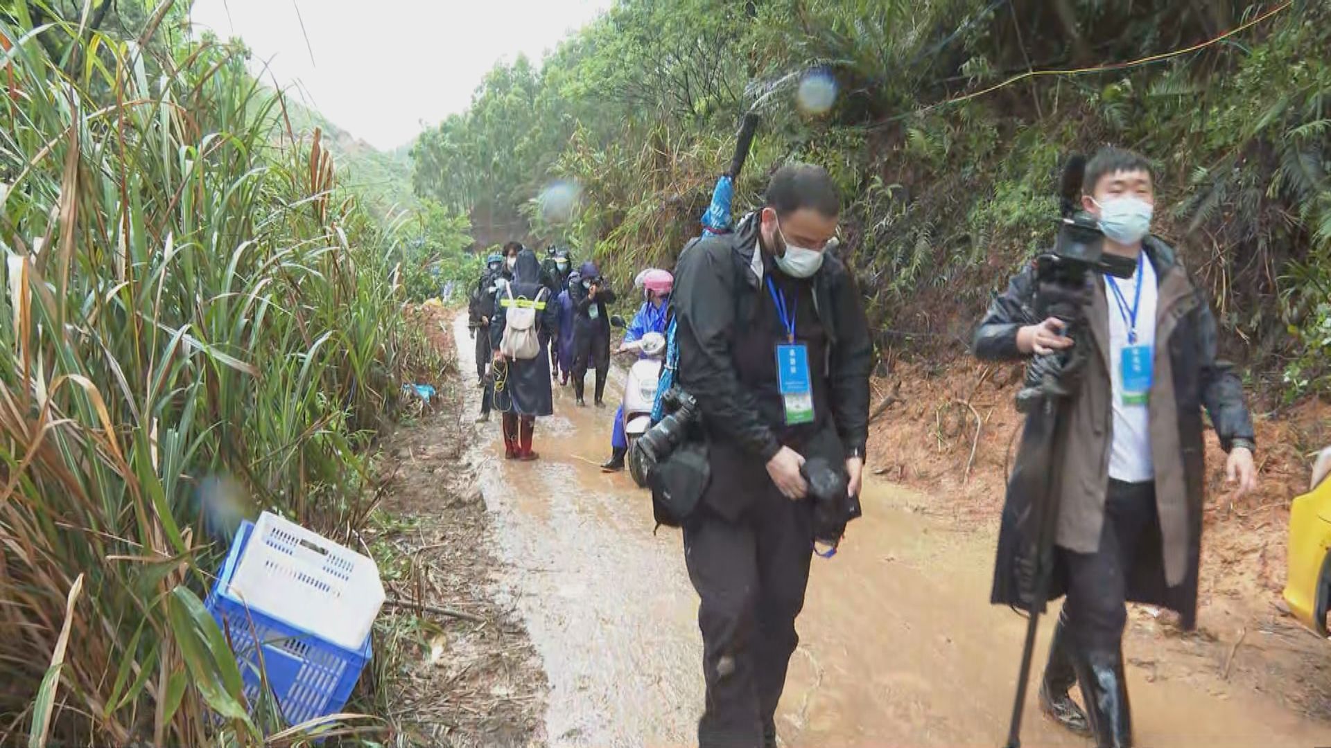 中外媒體獲安排到墜機現場採訪　當局擴大搜索範圍冀找到幸存者