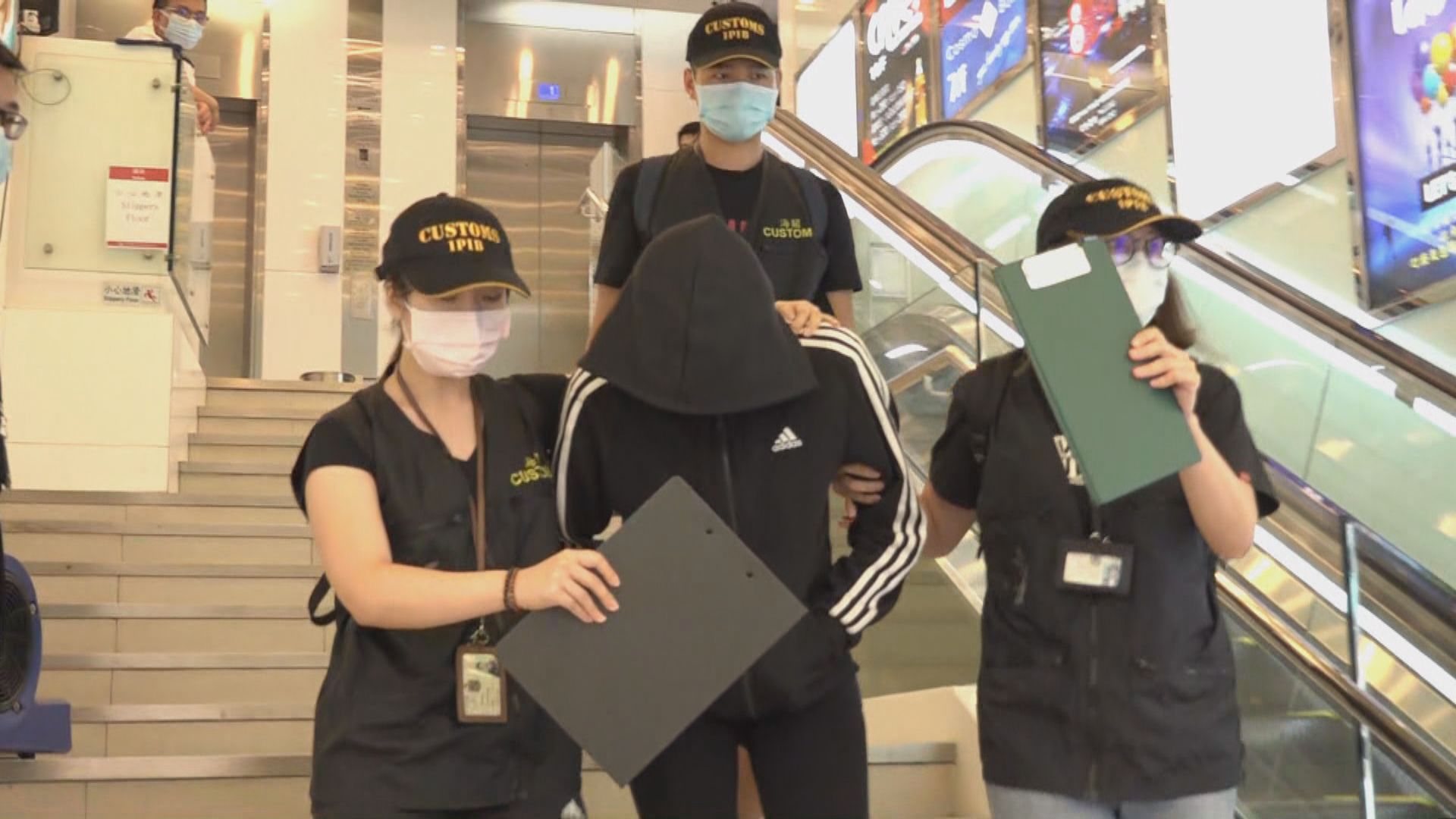 海關拘健身室女職員涉不良手法經營