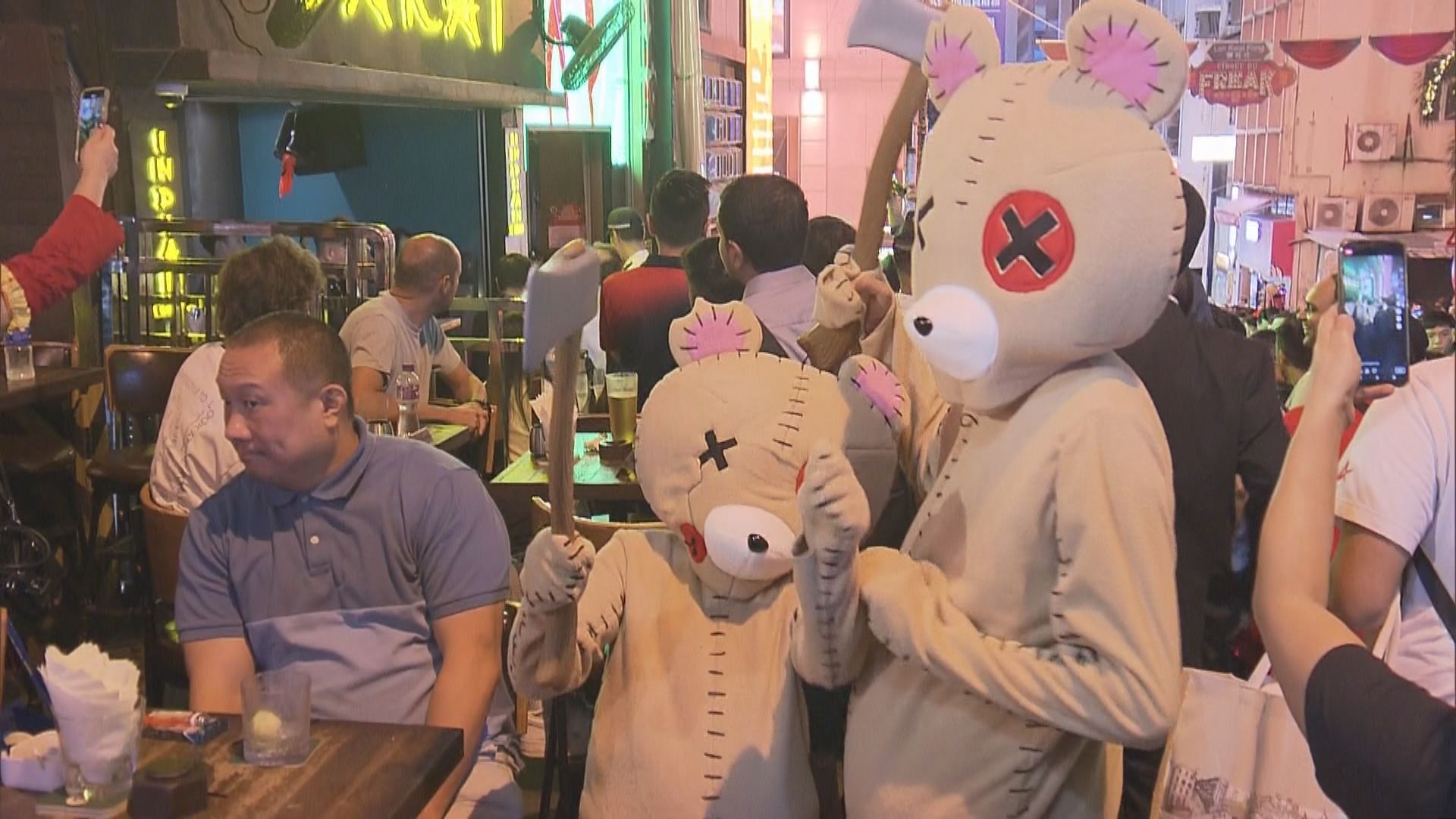 萬聖節前夕不少人到蘭桂坊狂歡