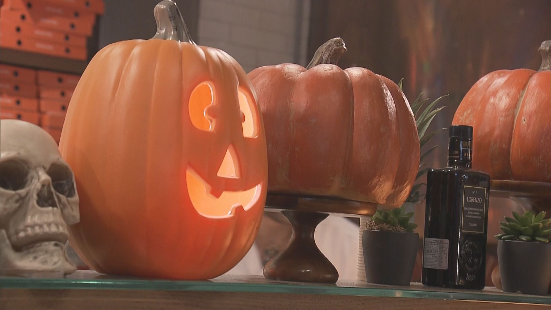 萬聖節前夕不少人到蘭桂坊狂歡 餐廳負責人料生意較去年好約三成