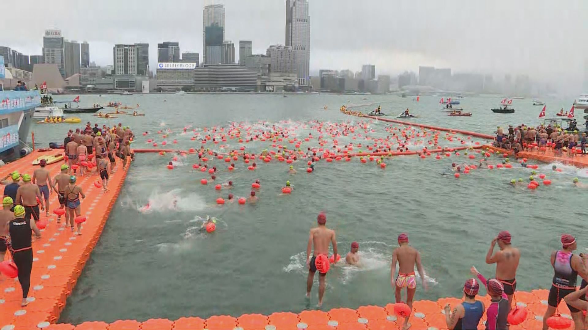 近3000人參加維港渡海泳 26人不適無法完成賽事