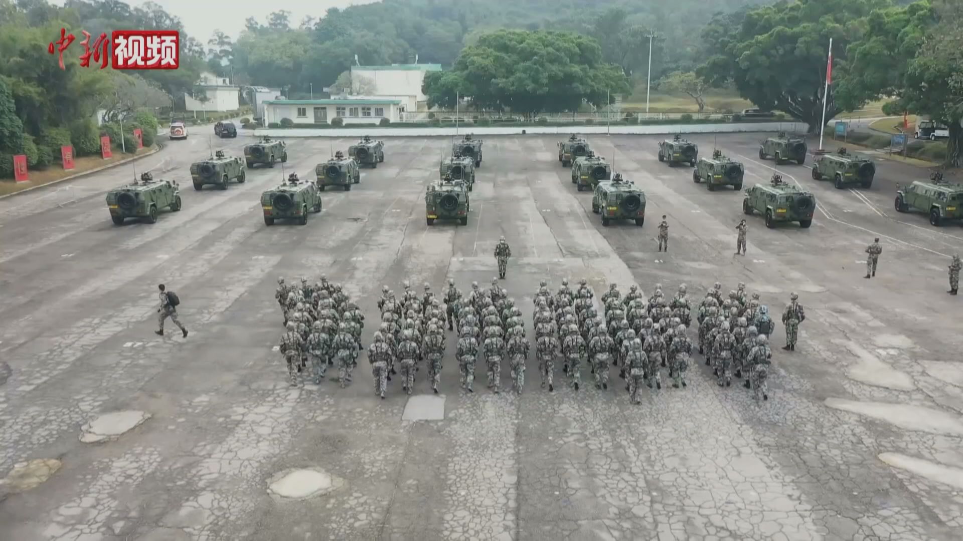解放軍駐港部隊舉行三軍聯合巡邏