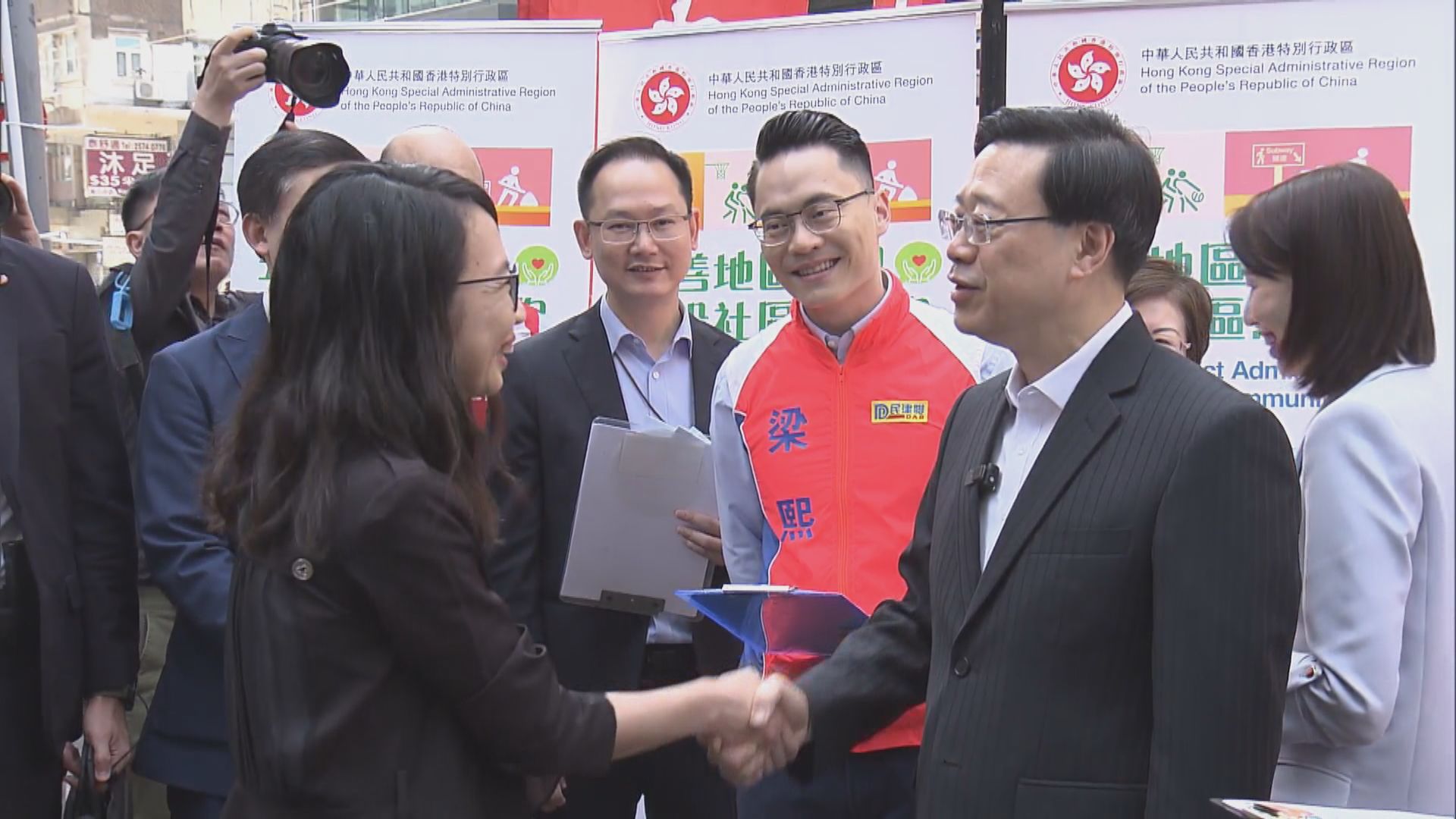李家超到街站支持完善地區治理方案　指方案更令市民受惠