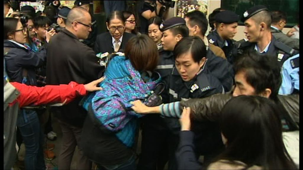 標時委會議　有團體包圍會議場地示威