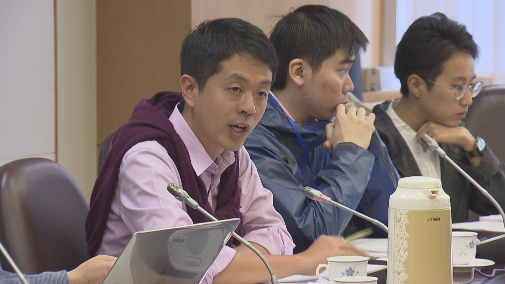 政府暫停發放許智峯區議員薪津　指對其不負責任行為深表遺憾