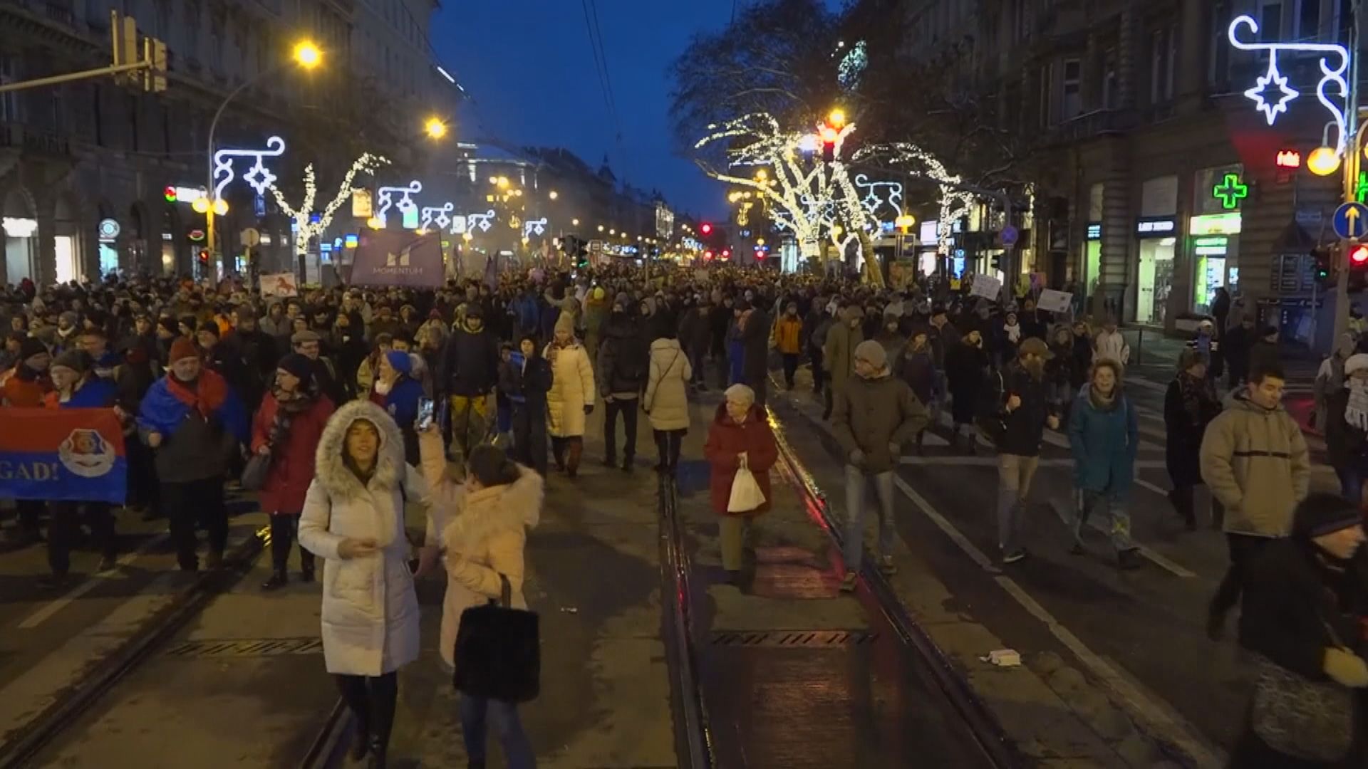 匈牙利萬人抗議「奴隸法案」