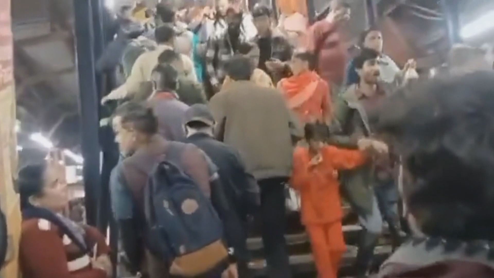 印度新德里火車站發生人踩人　至少18人死亡