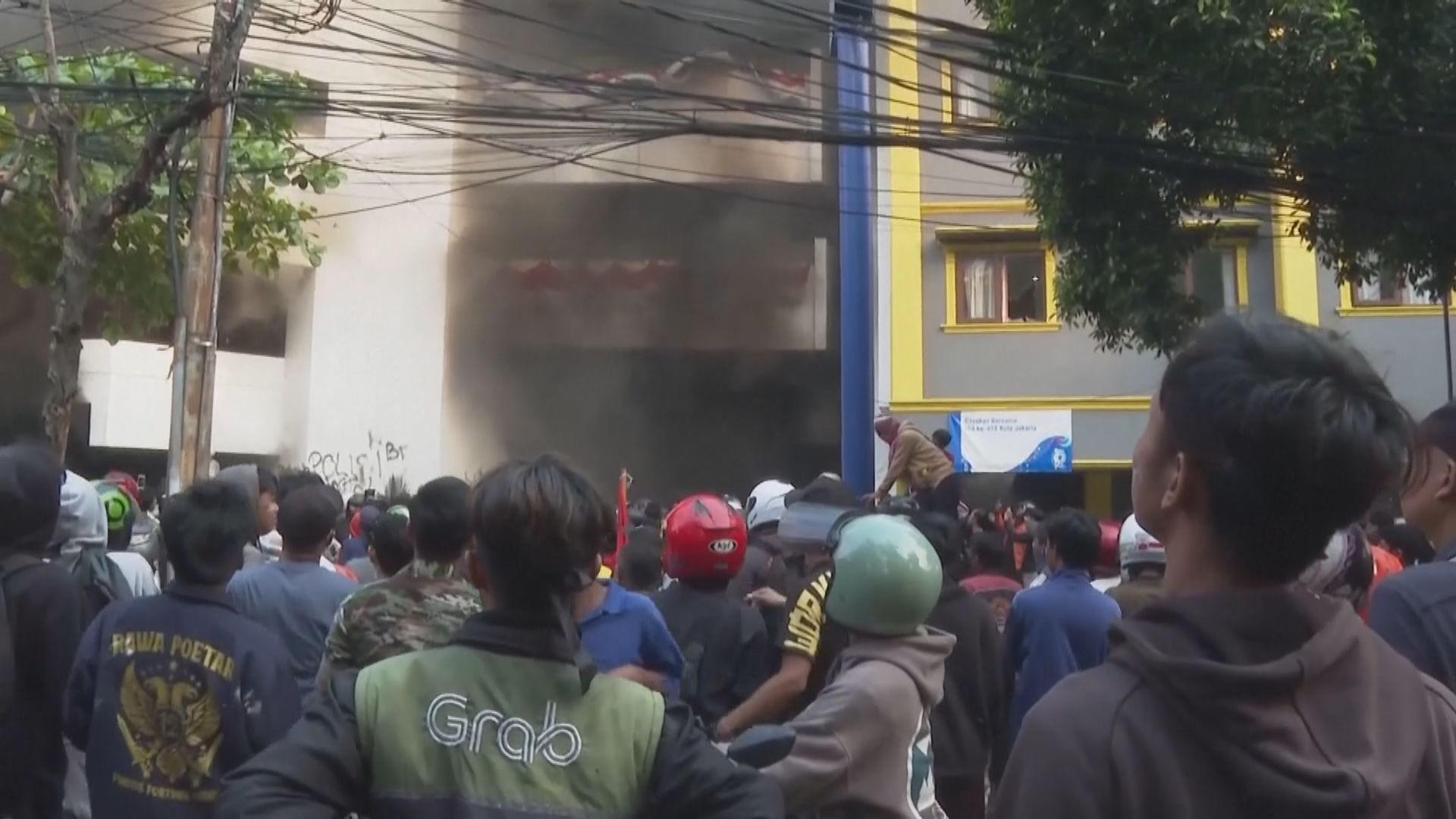 印尼多地示威升級至少三死四傷　中國駐印尼大使館籲當地中國公民加強防範　減少不必要外出