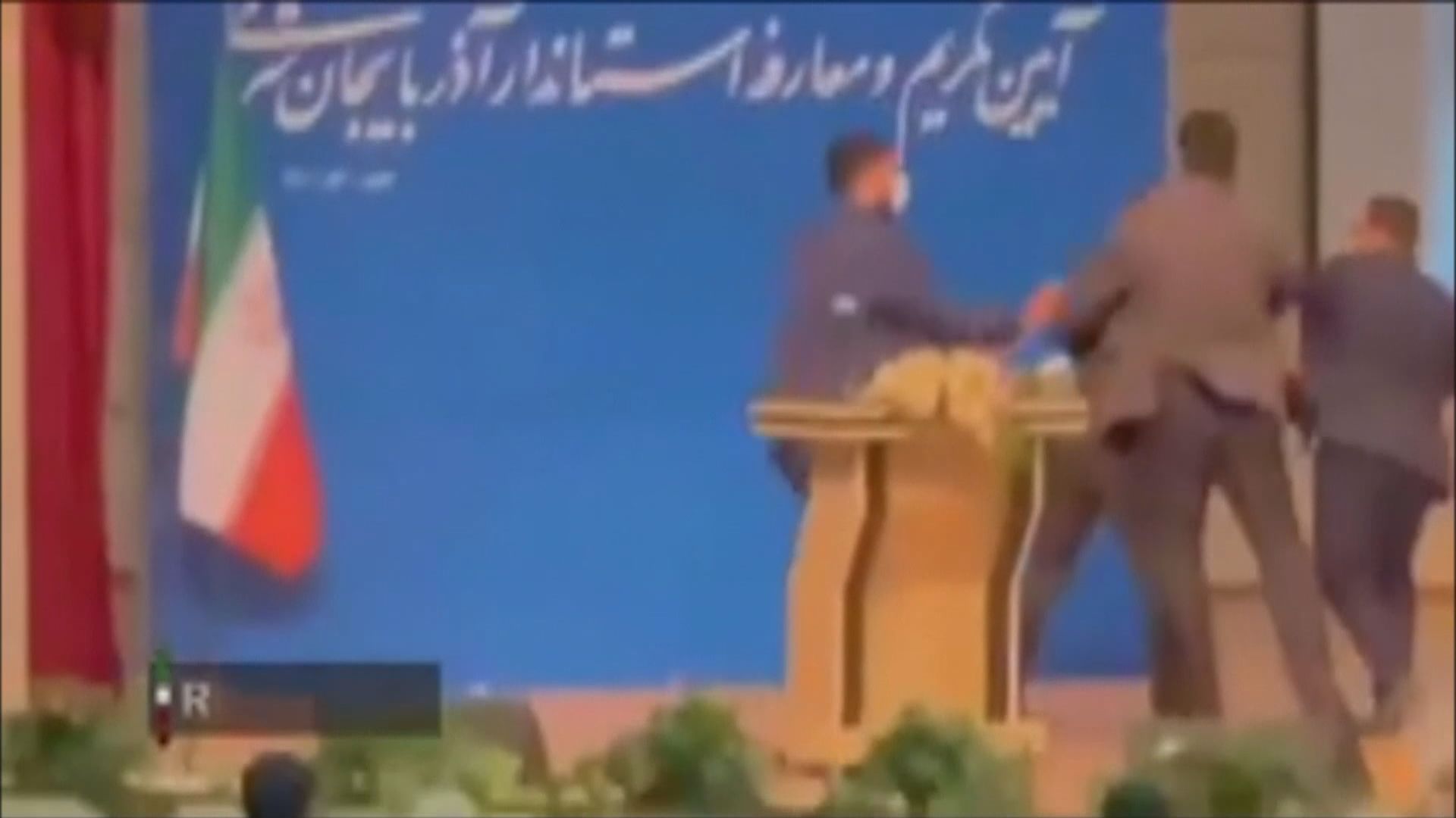 伊朗地方首長出席就職禮時遭人掌摑