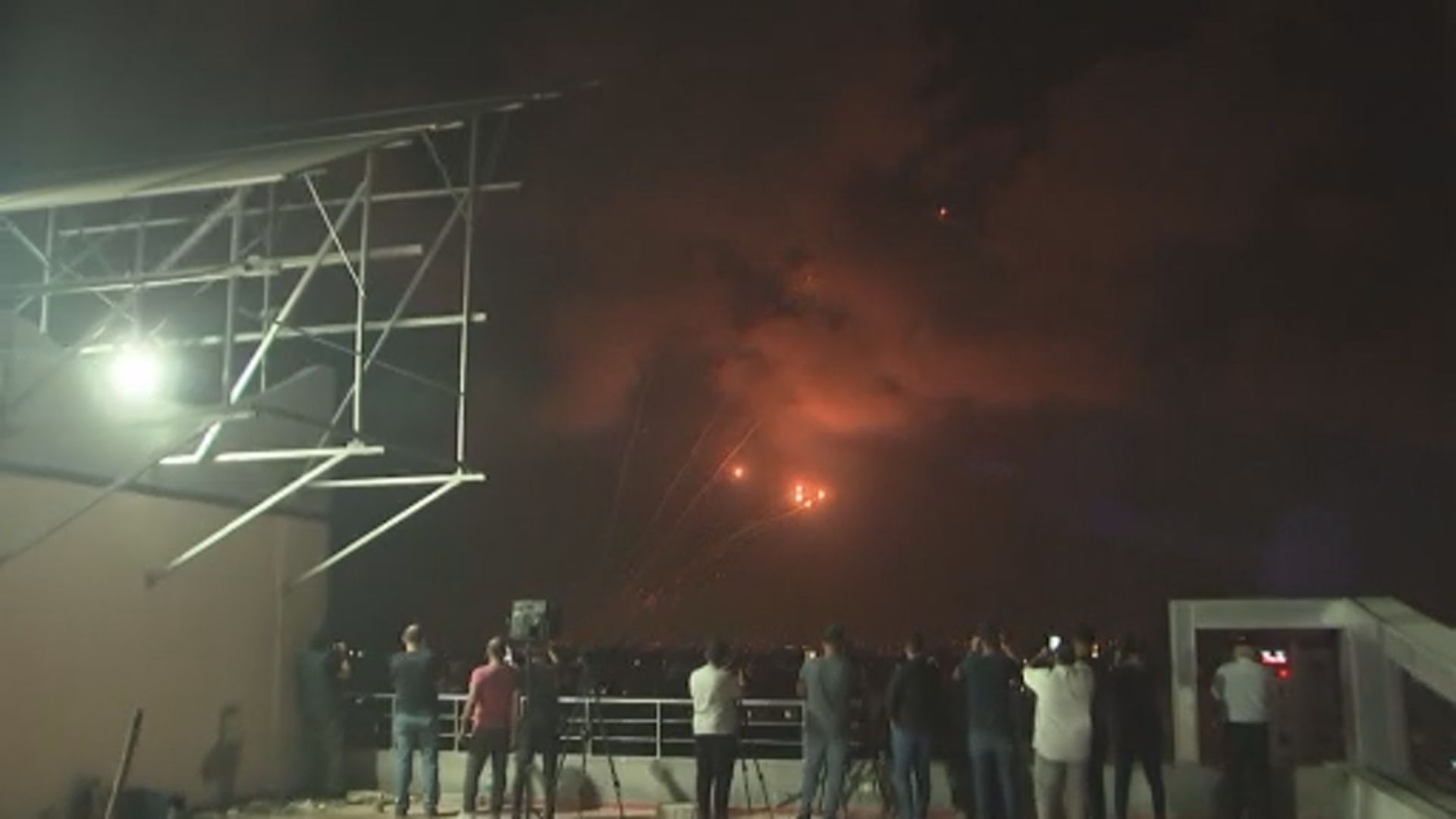 以色列持續空襲加沙　巴勒斯坦武裝分子發射逾四百枚火箭炮還擊