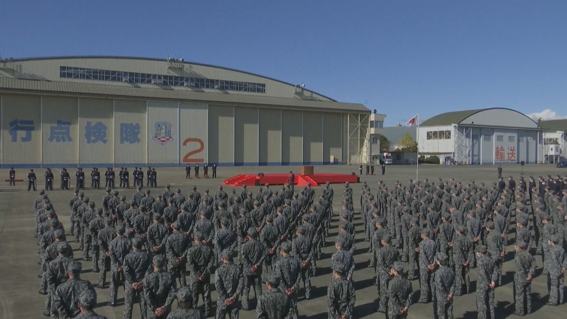 菅義偉出席航空自衛隊觀閱式