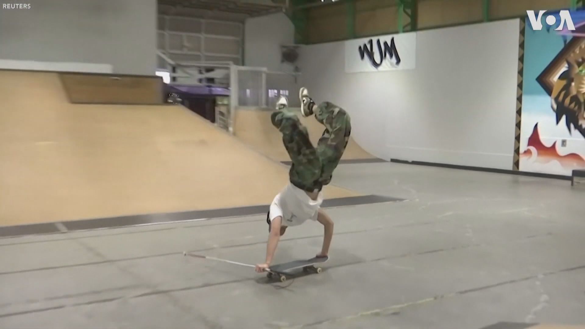 日本視障青年以手杖輔助踩滑板