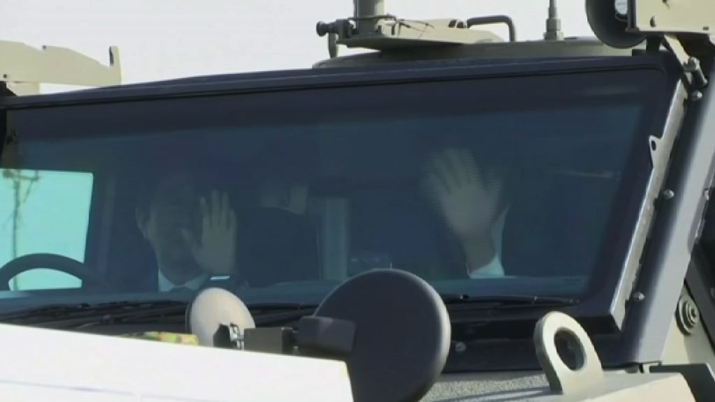 安倍與澳總理登上自衛隊裝甲車