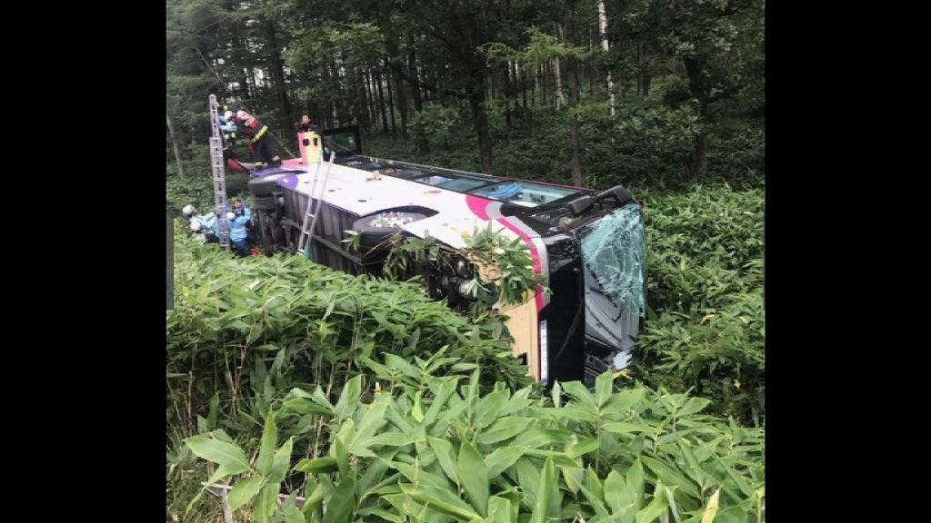 北海道旅遊巴翻側至少20人傷