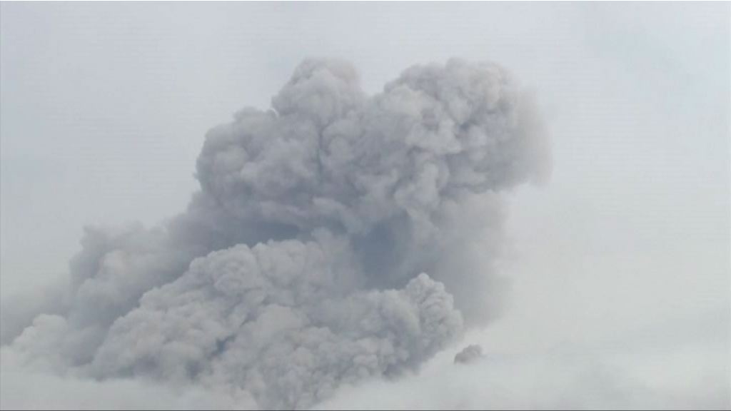 日本九州新燃岳火山持續爆發