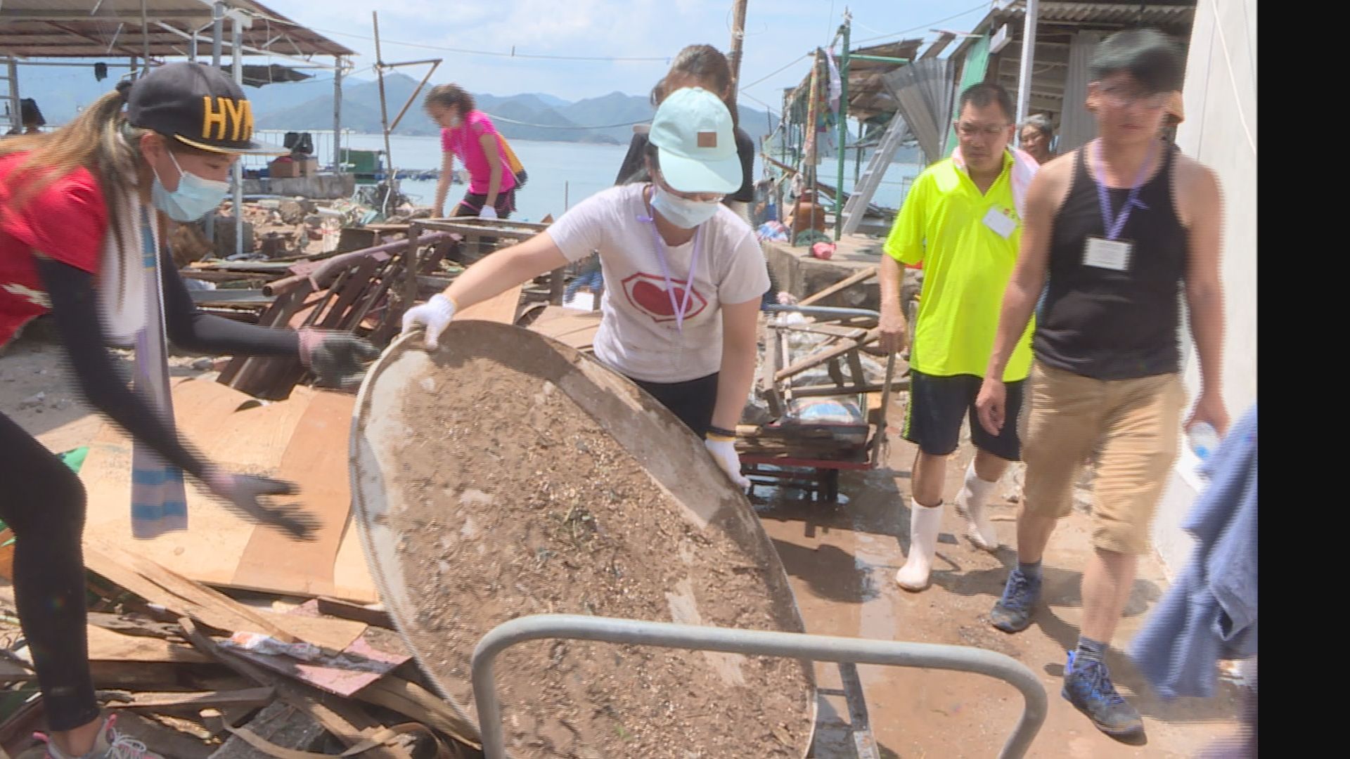 吉澳受山竹重創　義工到場清理雜物