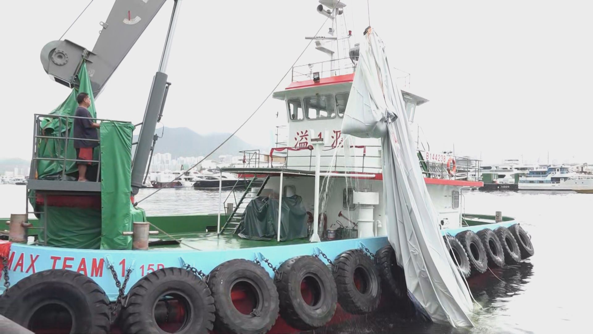 觀塘海濱對出巨型月球裝置被吹落海面　主辦單位指已收回裝置