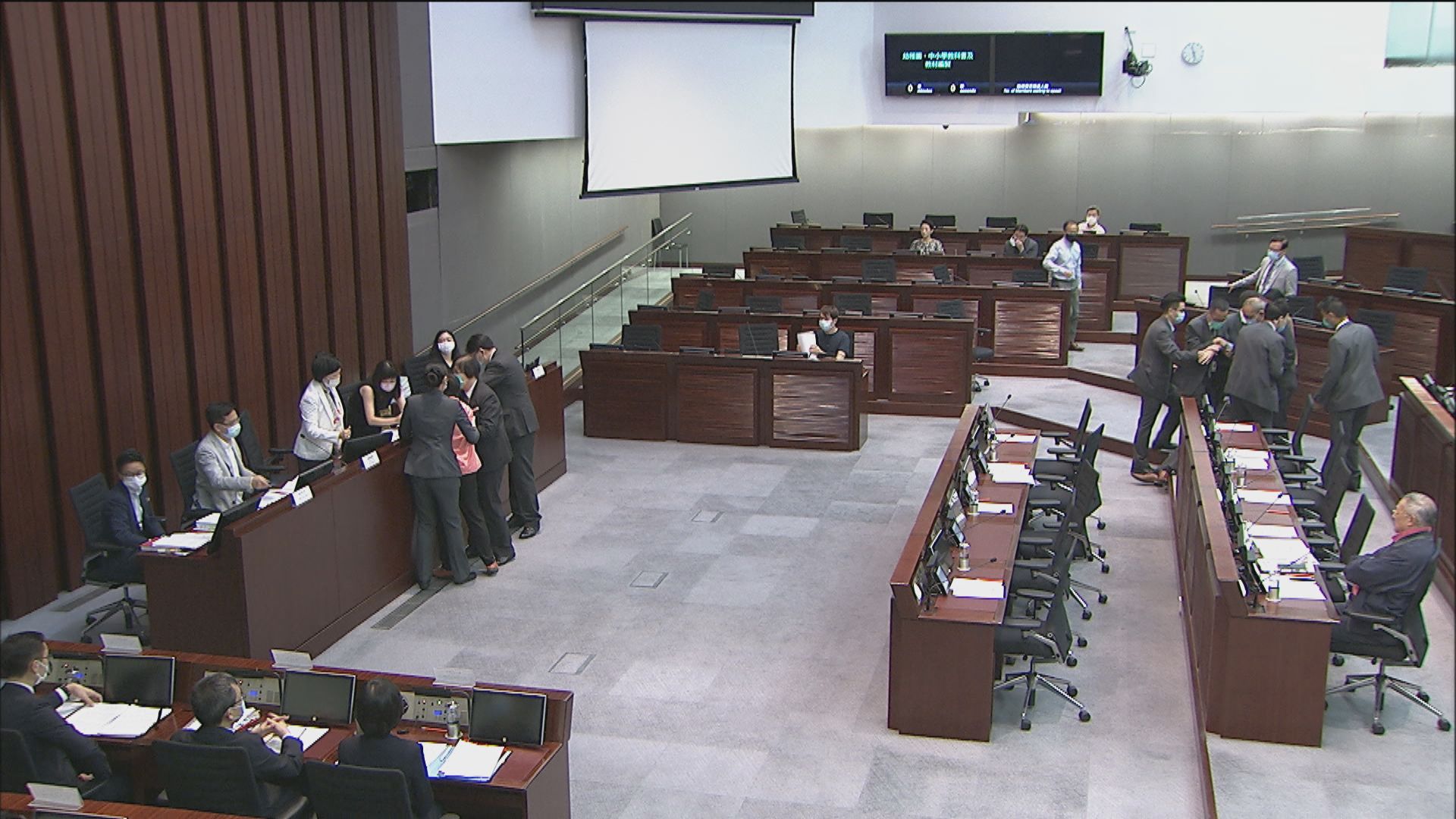 教育委員會會議　民主派多次提出規程問題但不獲處理