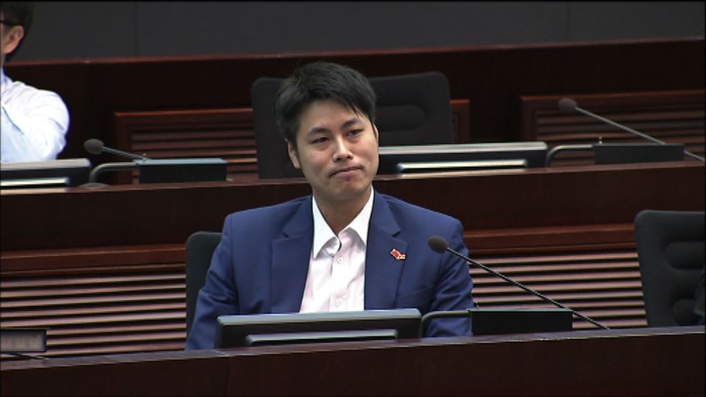 周浩鼎出缺委員席位由何俊賢填補