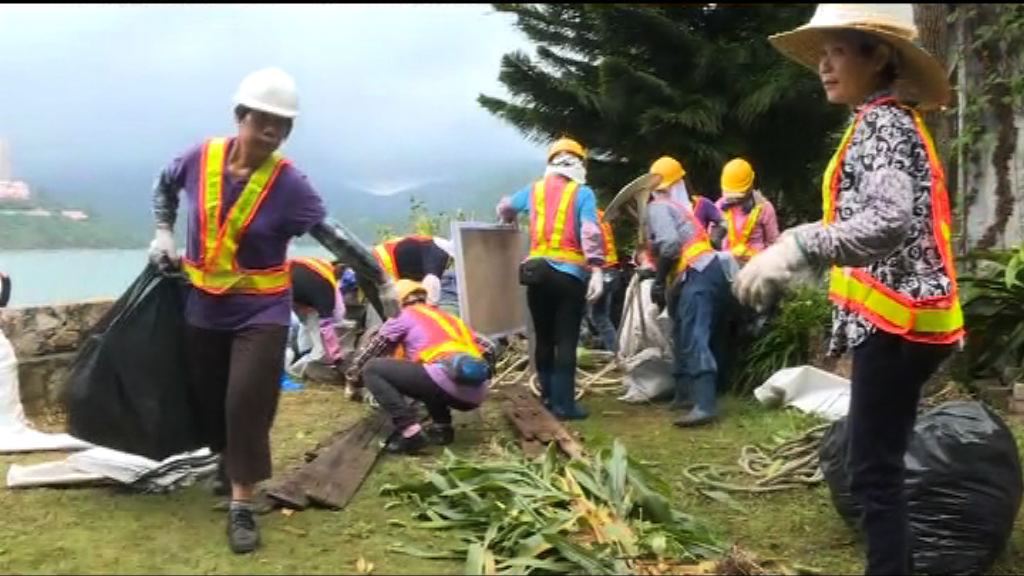 地政總署及屋主派人到東丫背村清拆僭建物