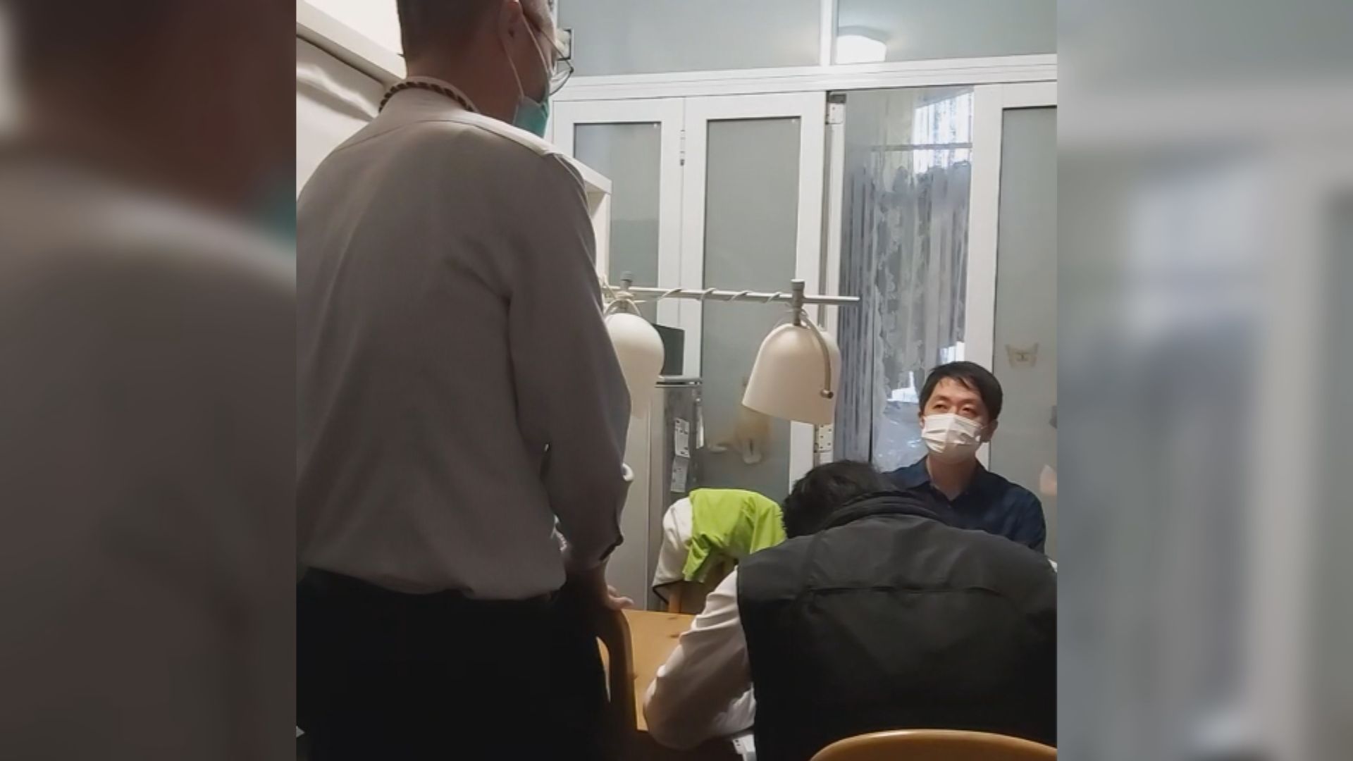 朱凱廸、陳志全及許智峯擲臭水被捕　涉違特權法及侵害人身罪
