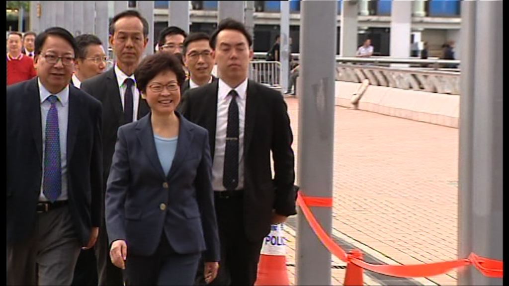 政商界獲邀登遼寧艦參加招待會