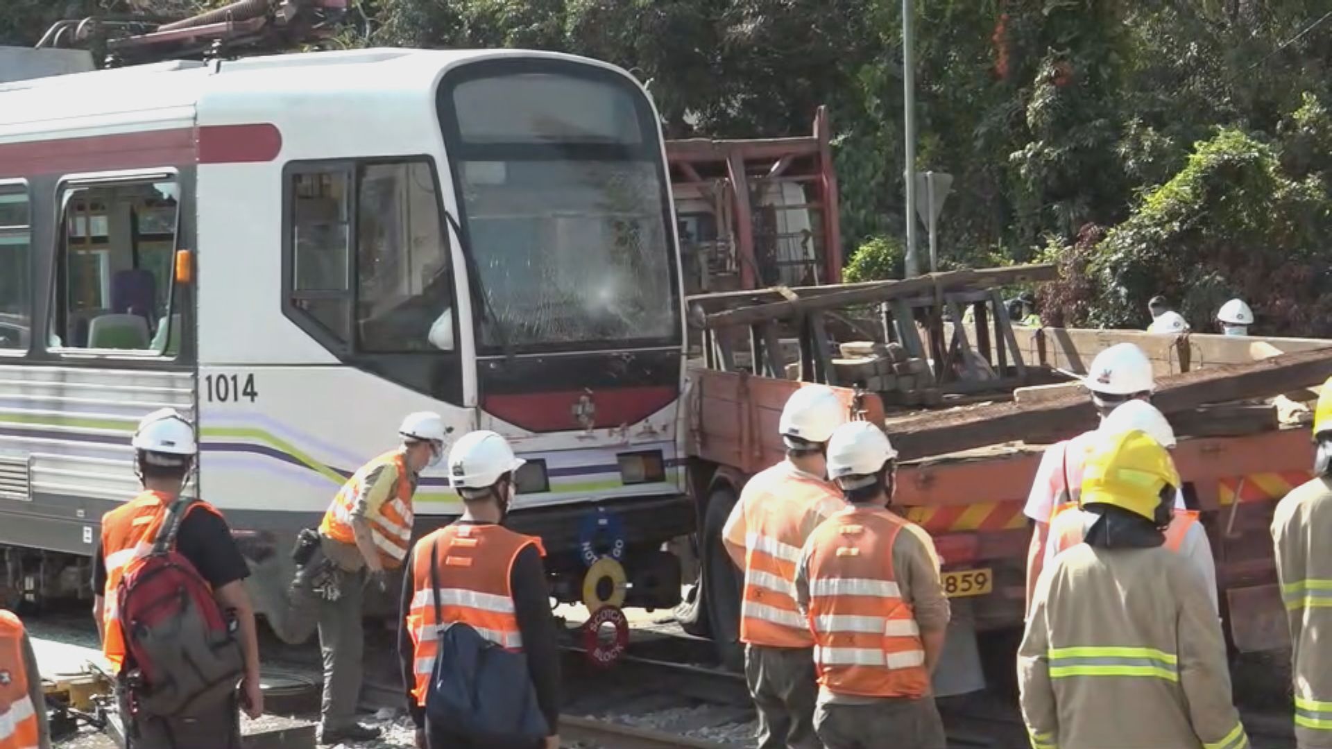 元朗洪水橋輕鐵貨車相撞　22人輕傷