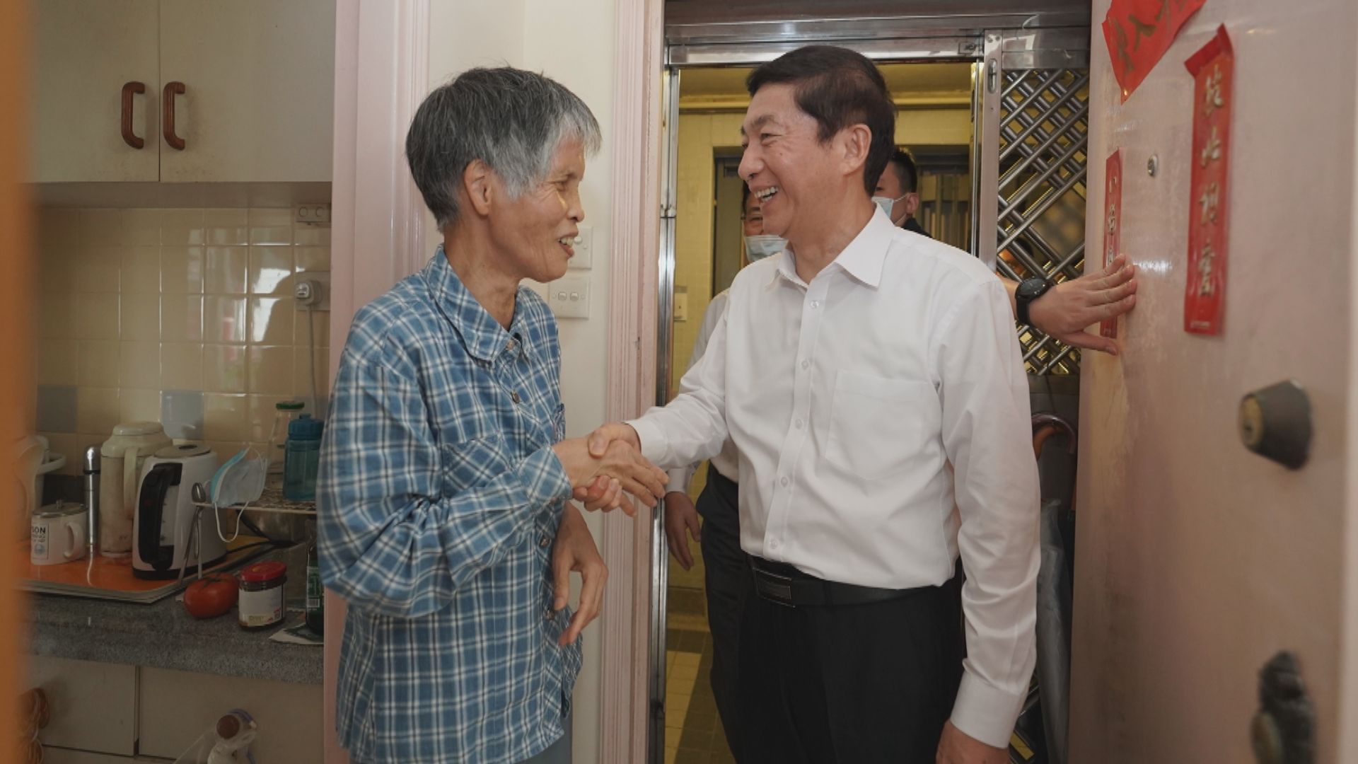 駱惠寧落區向基層市民送月餅及防疫物資