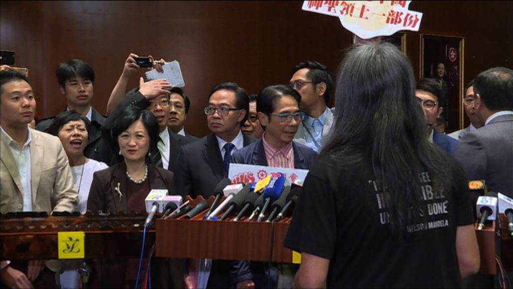 馬逢國被梁國雄擲午餐肉擊中報警