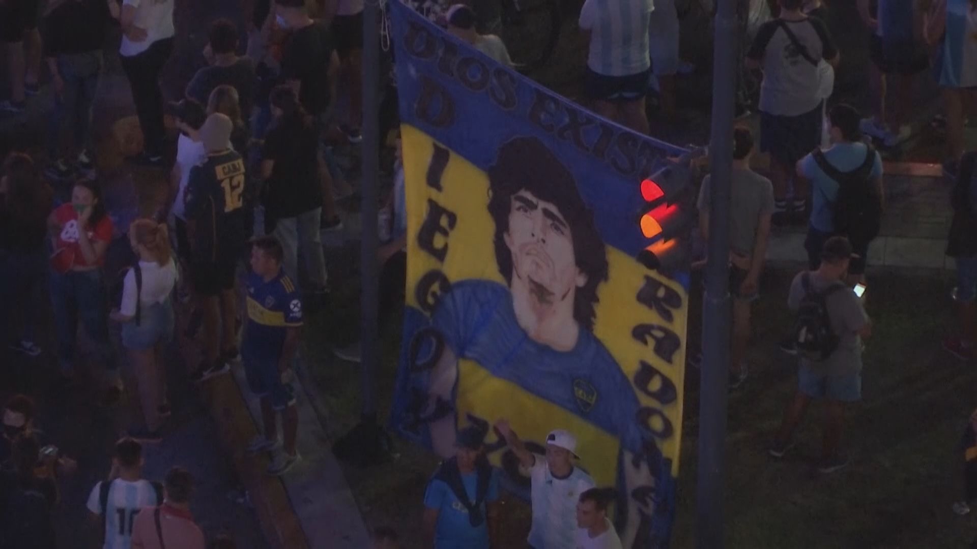 阿根廷大批民眾到總統府玫瑰宮送別馬勒當拿