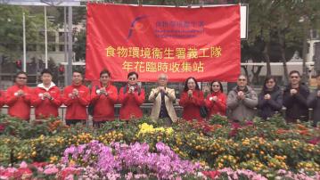 謝展寰初一早上到維園視察 向清潔工送朱古力