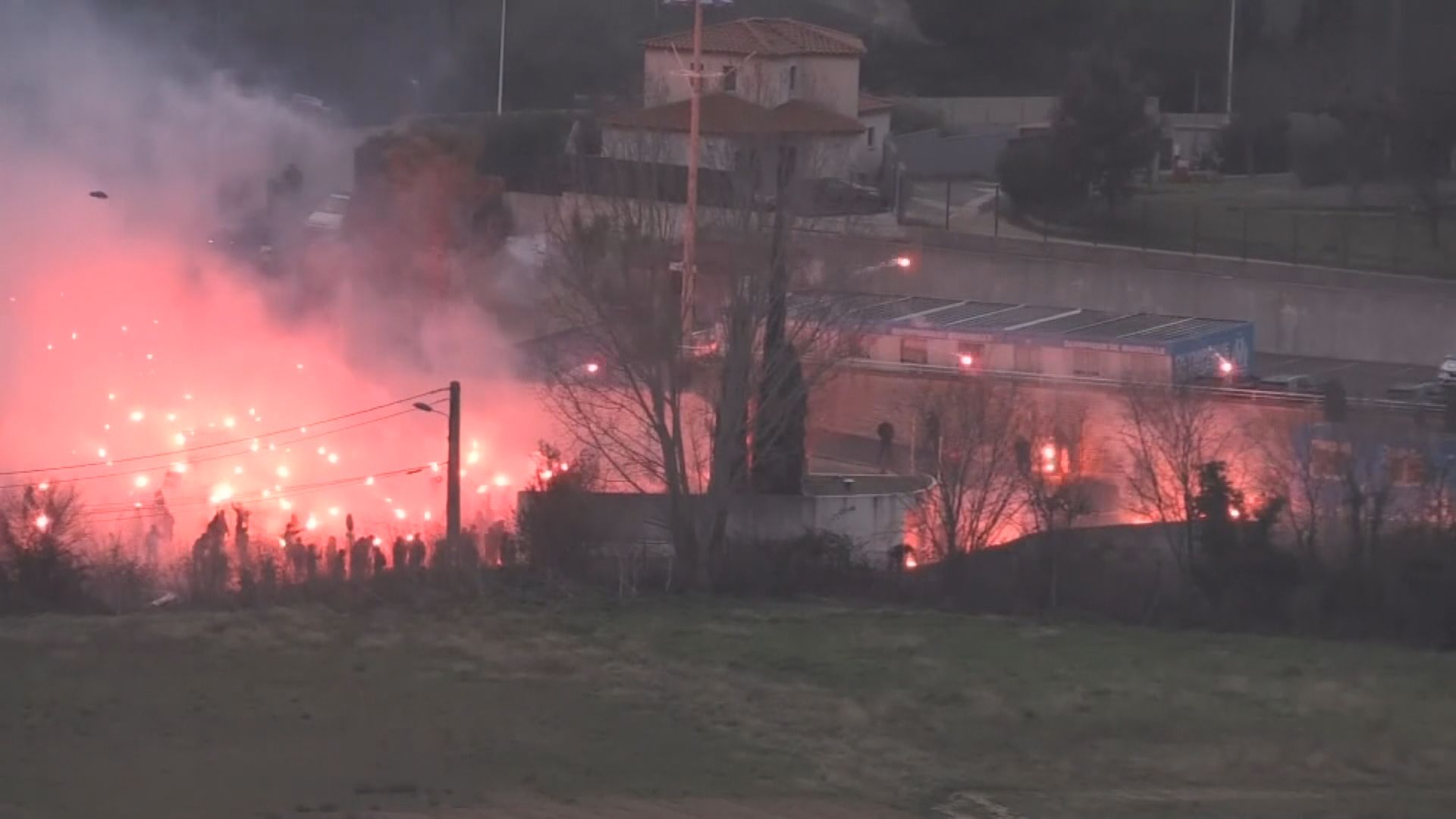 馬賽球迷不滿隊表現　向球會訓練場地投擲燃燒彈