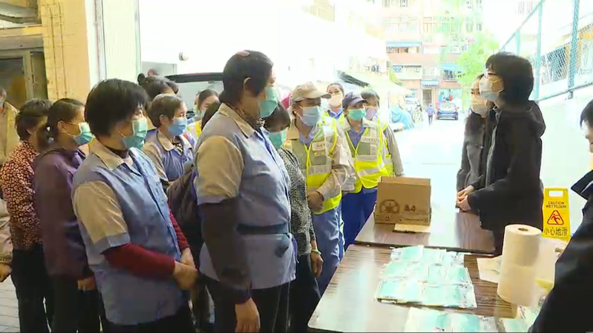 首批懲教署增產口罩已分發給部分政府外判清潔工