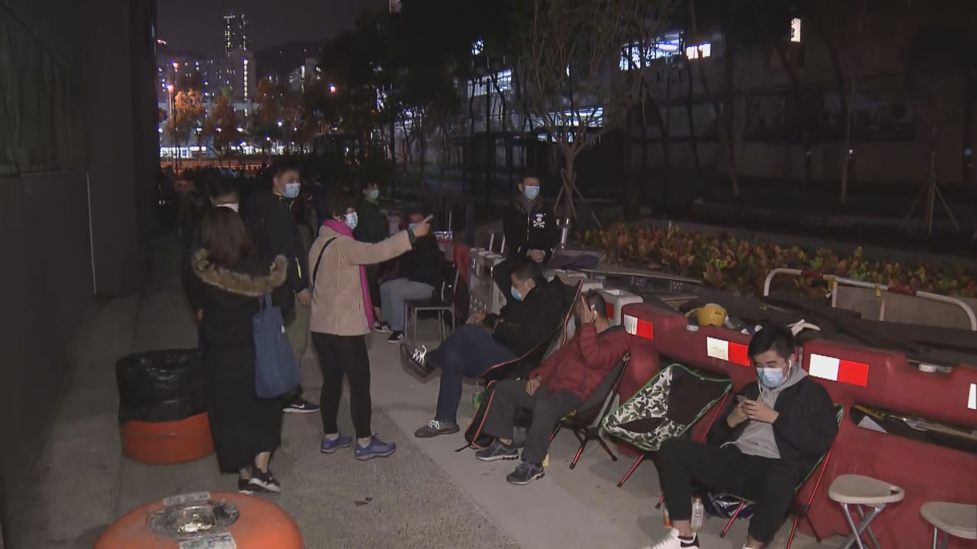 大批市民九龍灣通宵排隊買口罩