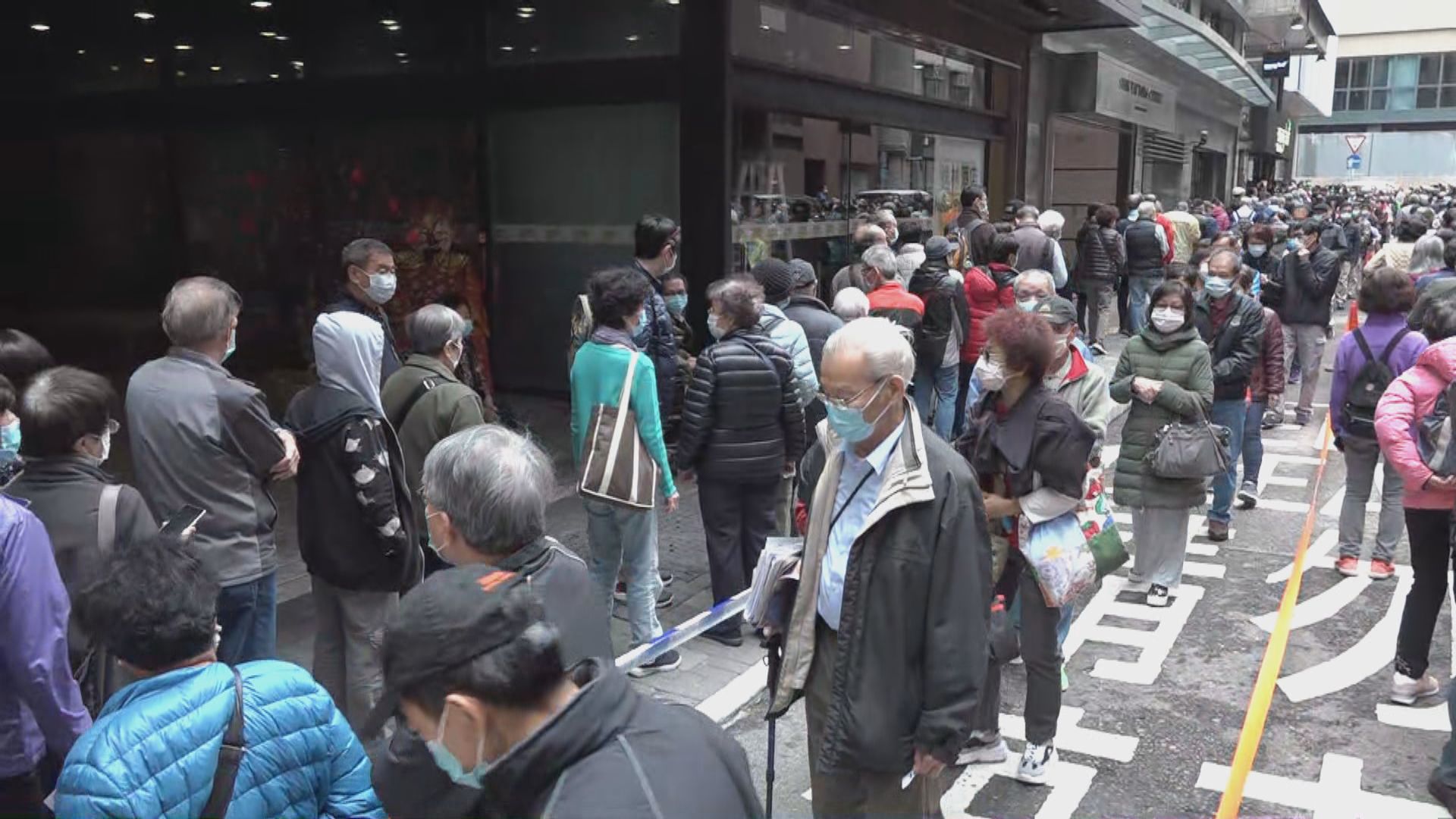 印度餐廳免費派發口罩　排隊人龍佔據馬路