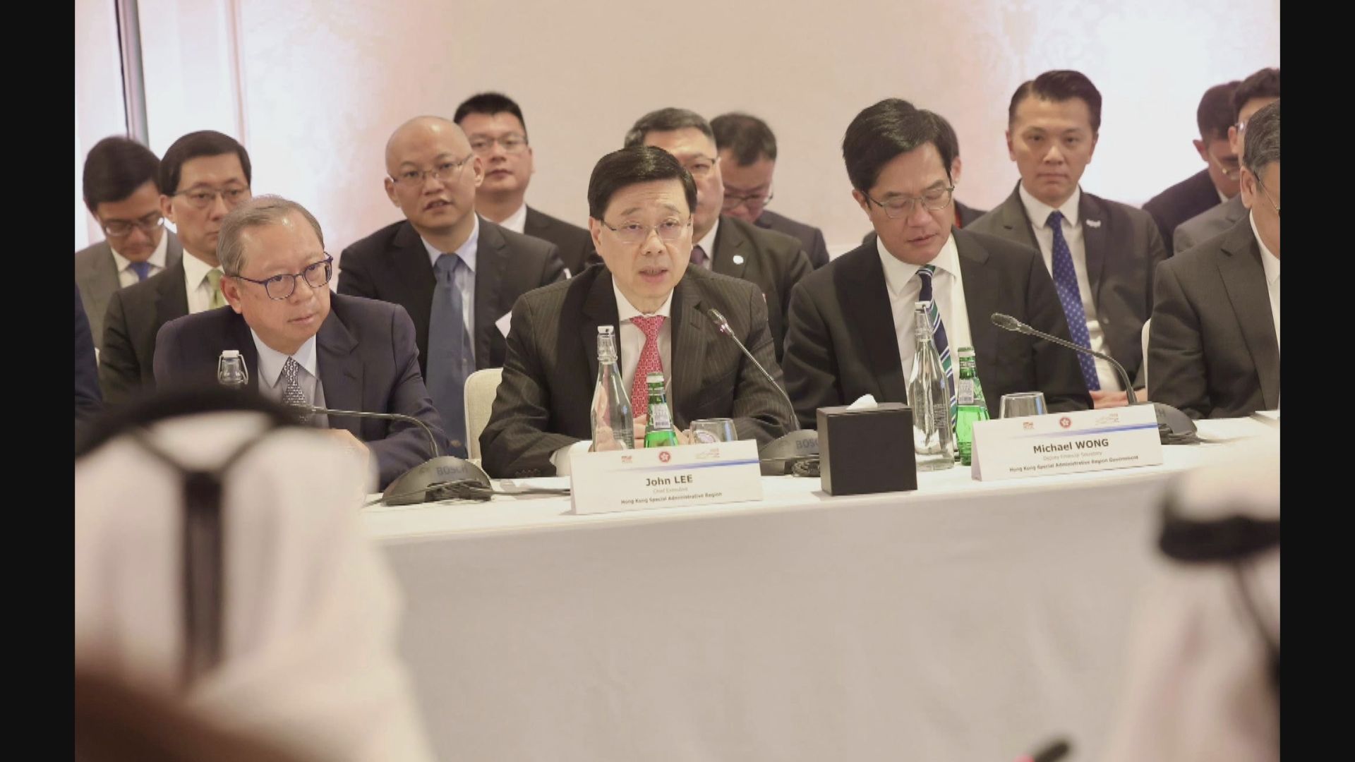 李家超繼續卡塔爾行程　宣布持有特區護照可免簽入境卡塔爾30天